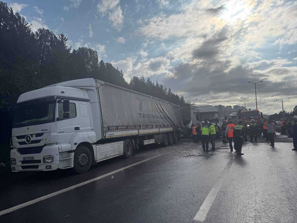 Otoyolda can pazarı! 2 TIR, tanker ve otomobil çarpıştı, 2 can kaybı var 5